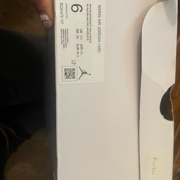 Women's Air Jordan 1 Mid 'University Gold' Sneakers - Picture 4 of 4